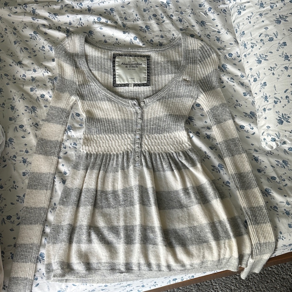 Abercrombie & Fitch Striped Knit Top in Gray and Cream